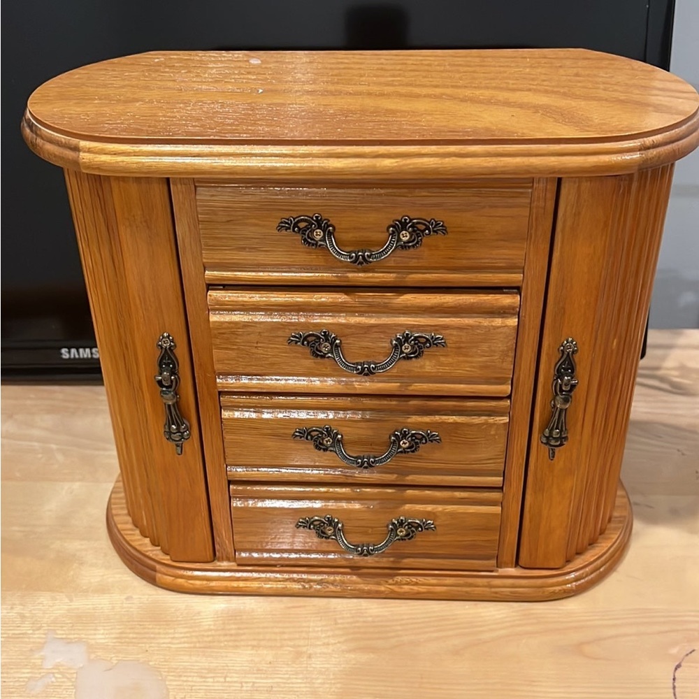 Mele vintage jewelry box